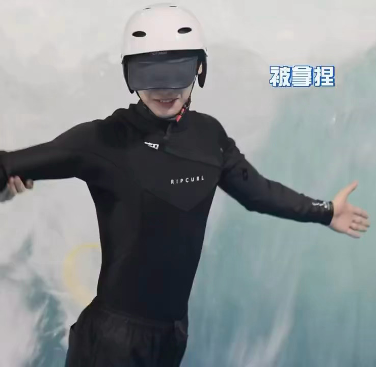看梓渝最新的渝制朋友圈室内冲浪真的又欢乐又好萌，整个人帅气可爱感拉满！梓渝反应好