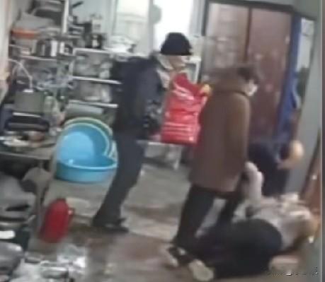 近日，河南南阳一30岁男子上个厕所的功夫突然倒地离世，之前男子就感觉胸闷，去医院