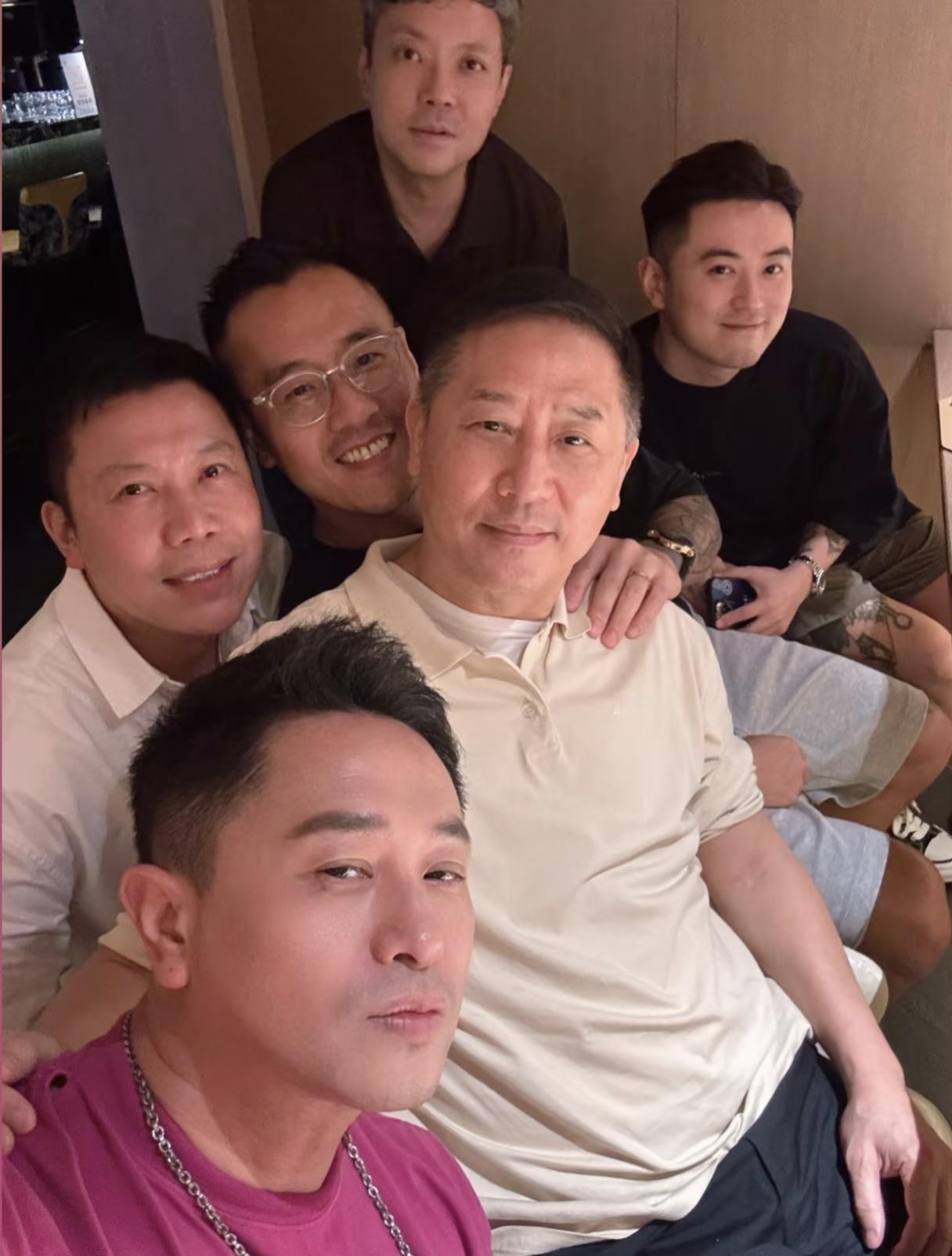 张国荣生前挚爱唐鹤德在香港和一帮好哥们聚会，他看起来胖了不少，双鬓花白，面容沧桑