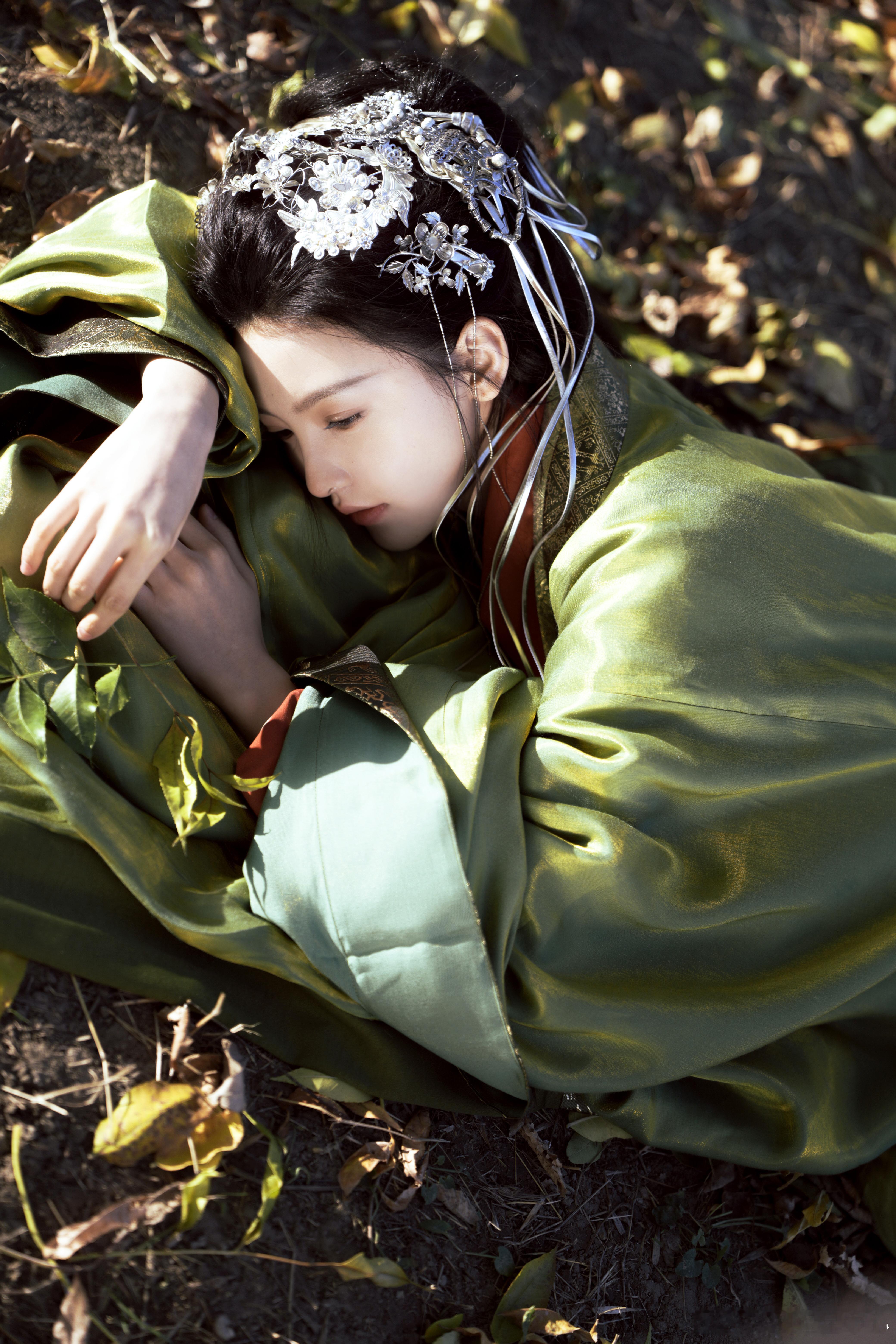 章若楠绿衣古风写真来啦，美女子和古装适配度好高呀，生日快乐~ 