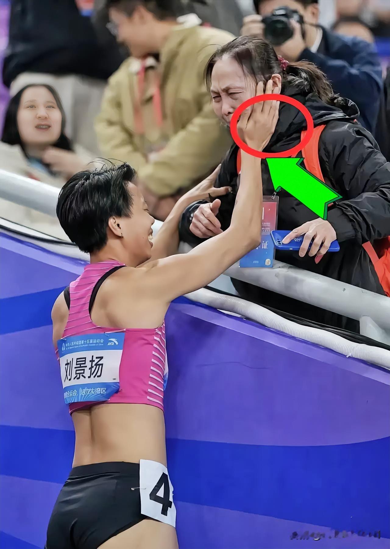全运会跨栏夺冠！刘景扬第一时间拥抱母亲泪洒赛场

全运会女子100米跨栏决赛落幕