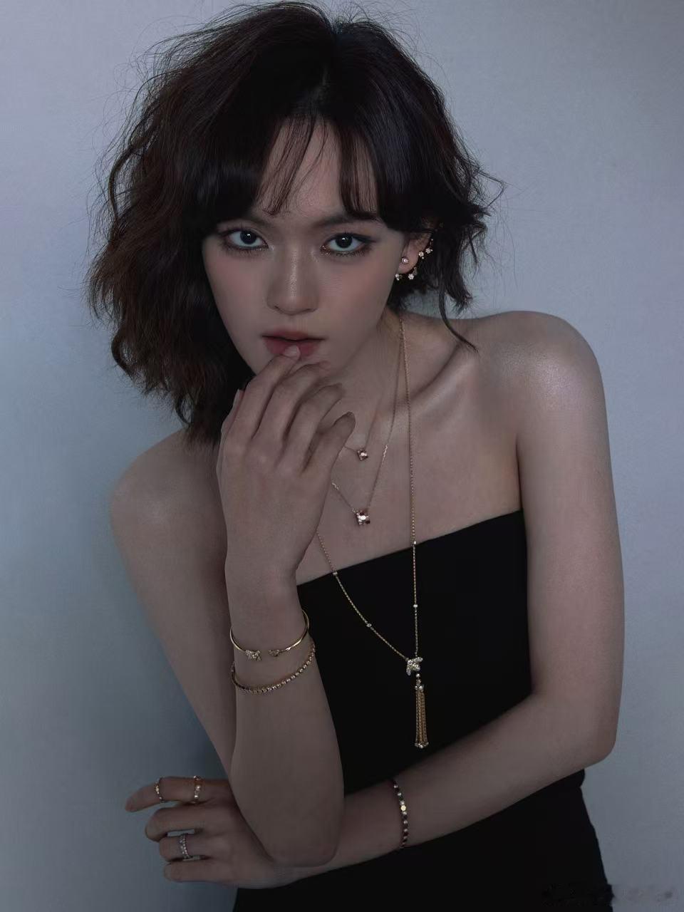 文淇尚美派对上的黑玫瑰 看惯了浓妆艳抹，反倒被文淇简约造型戳中内心🌸 尚美派对