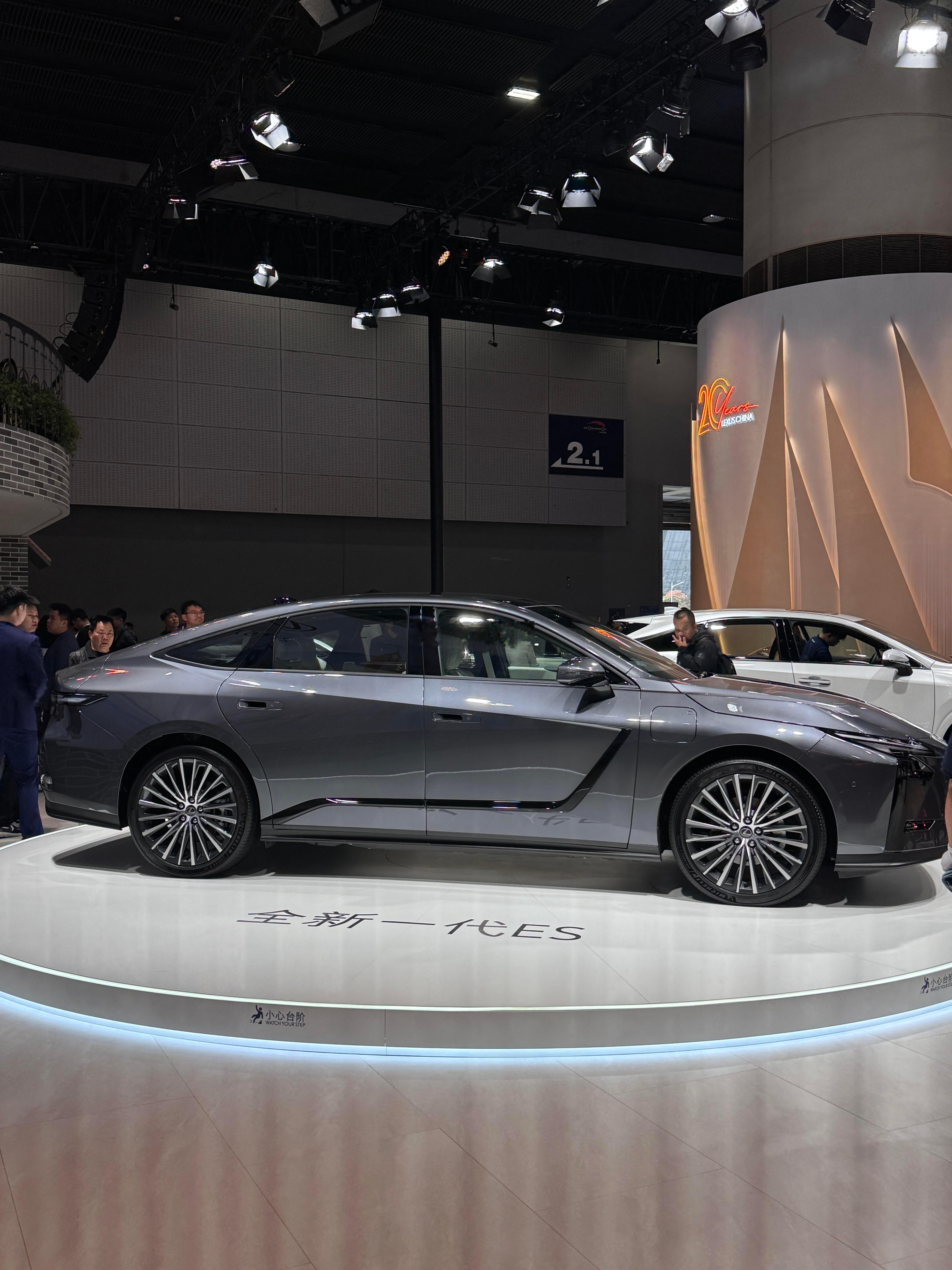 雷克萨斯新款ES350e，大家觉得这个纯电动的车咋样