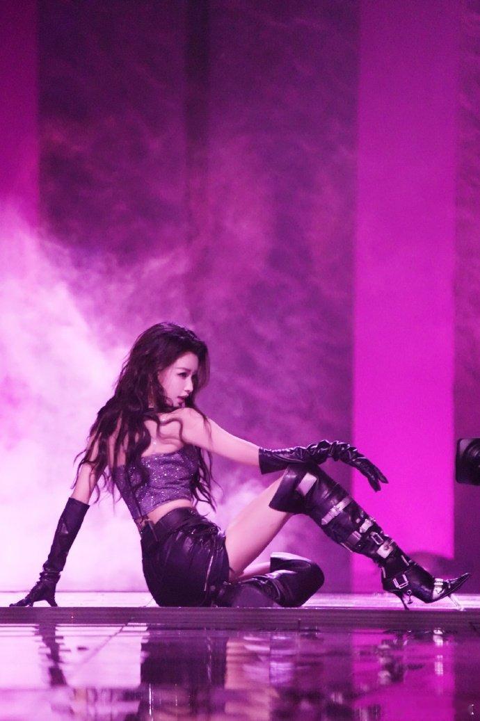 孙怡 幼态脸高妹孙怡这外形条件，在舞台上真的怎么打扮都好看，可塑性拉满乘风202