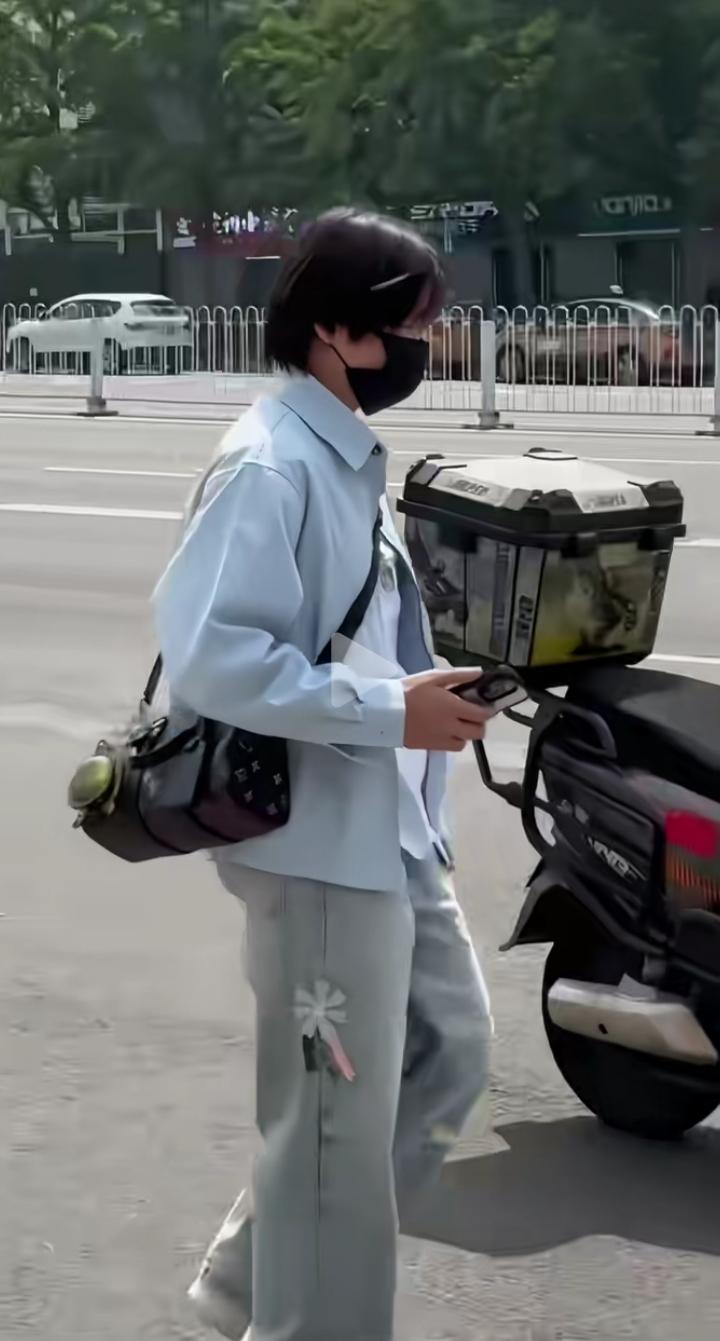 镜头下私服出行的全红婵真的太有灵气了！

蓝衬衣+牛仔裤简单穿搭，背上背包自在赶