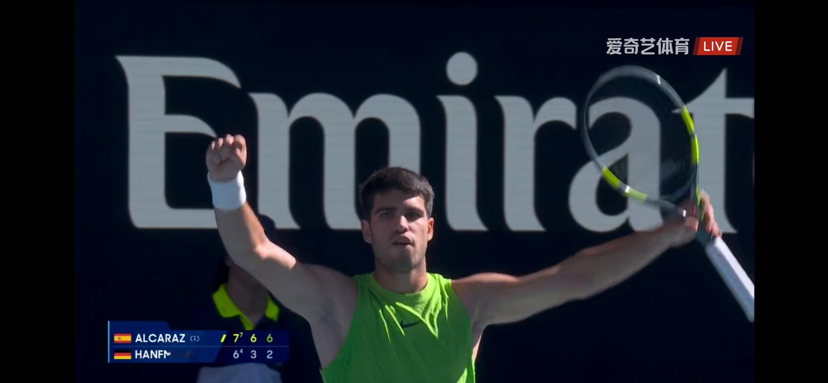 阿尔卡拉斯顺利过关。晋级澳网2026 第三轮汉夫曼赛前还说，当年输给16岁的阿卡