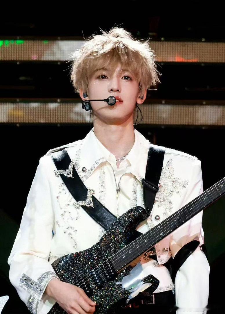 张泽禹19岁生贺照 19岁的张泽禹，眼里有光，脚下有路。从18到19，少年又长了