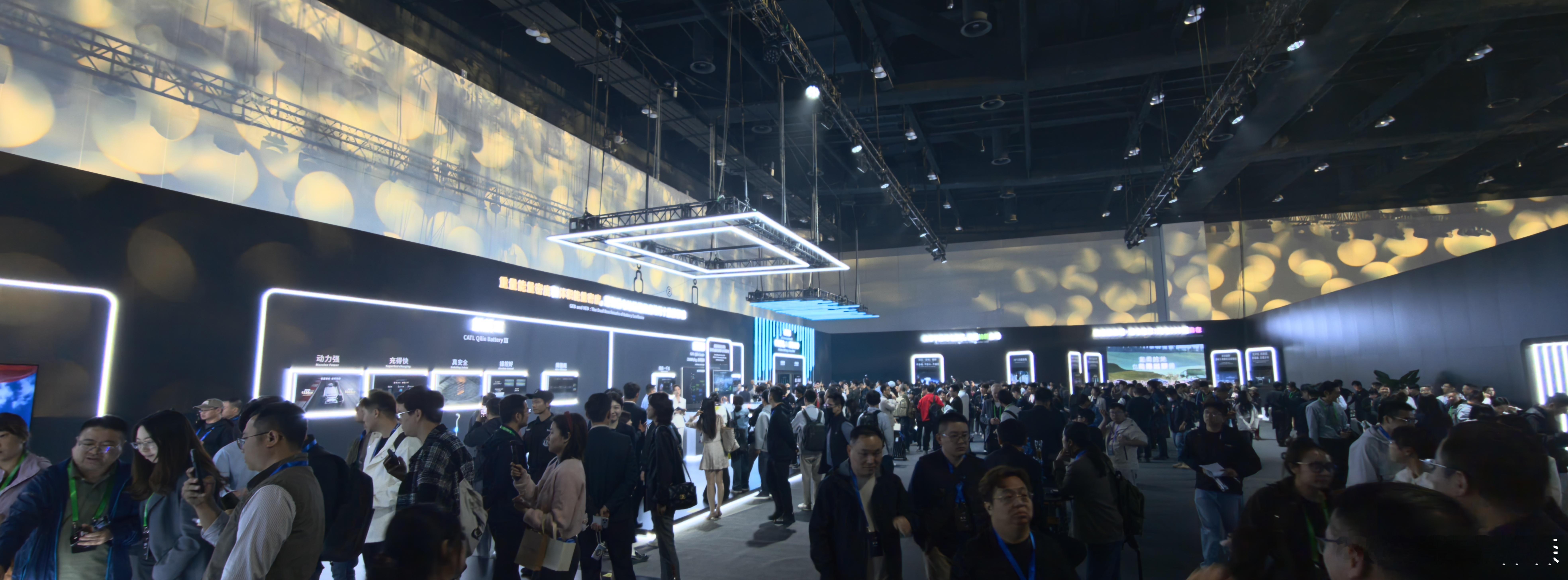 里面开发布会，外面哐哐搭展台