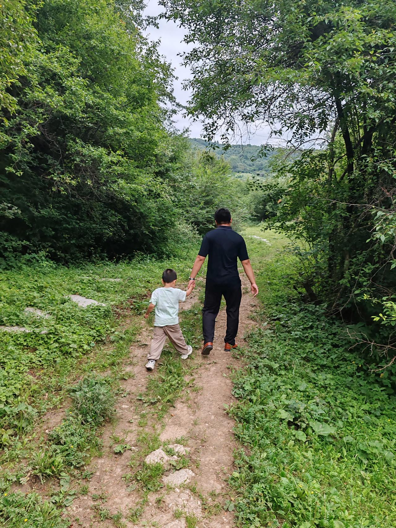 谁能想到黄土高原上还藏着这么一座神仙小城——甘肃临夏。
这里四季分明得刚刚好，夏