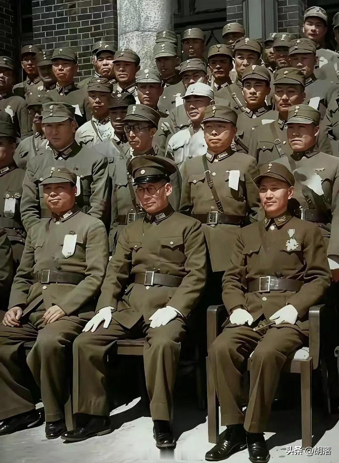 谁能想到，这张看似寻常的军装合影，竟藏着民国末年云南政坛最跌宕的命运分野？
镜头