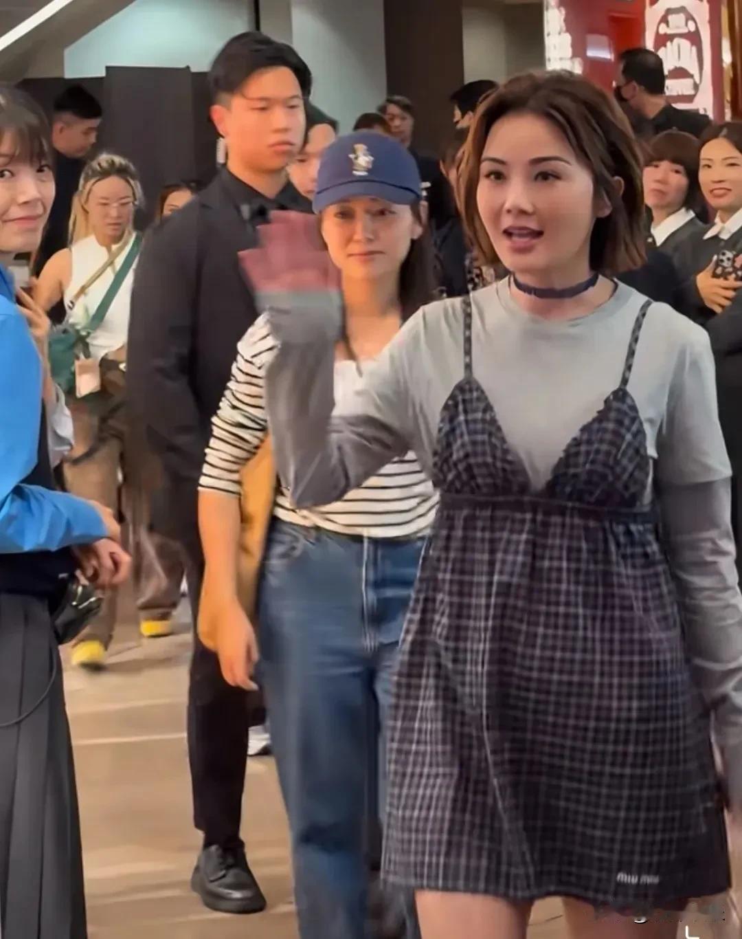 很明显没有少女感了，一股孕味！这个应该大概率有了[抠鼻][抠鼻]，走路都要有人扶