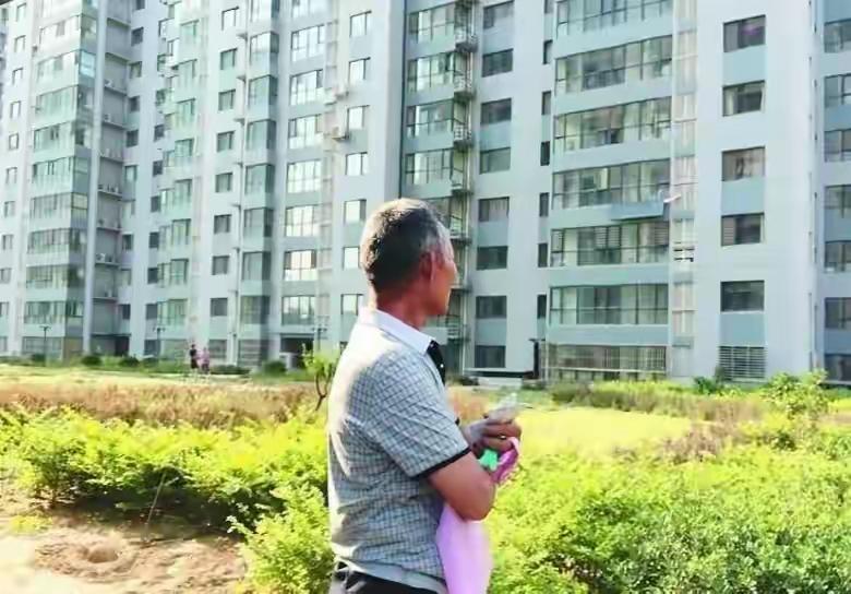 城里买了房，农村的老宅子还回得去吗？
这两年，多少农村家庭咬着牙在县城或城里按揭