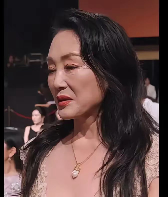 第37届中国电影金鸡奖闭幕式红毯上，64岁的王姬因为一条裙子被推到了风口浪尖。她