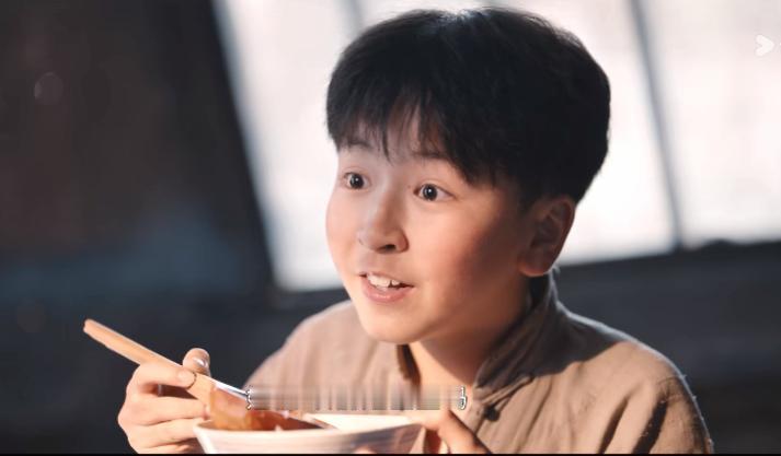 昨天晚上《灼灼韶华》第十五集，很多人都在担心，程辉这个可爱的小男孩有没有死。
可