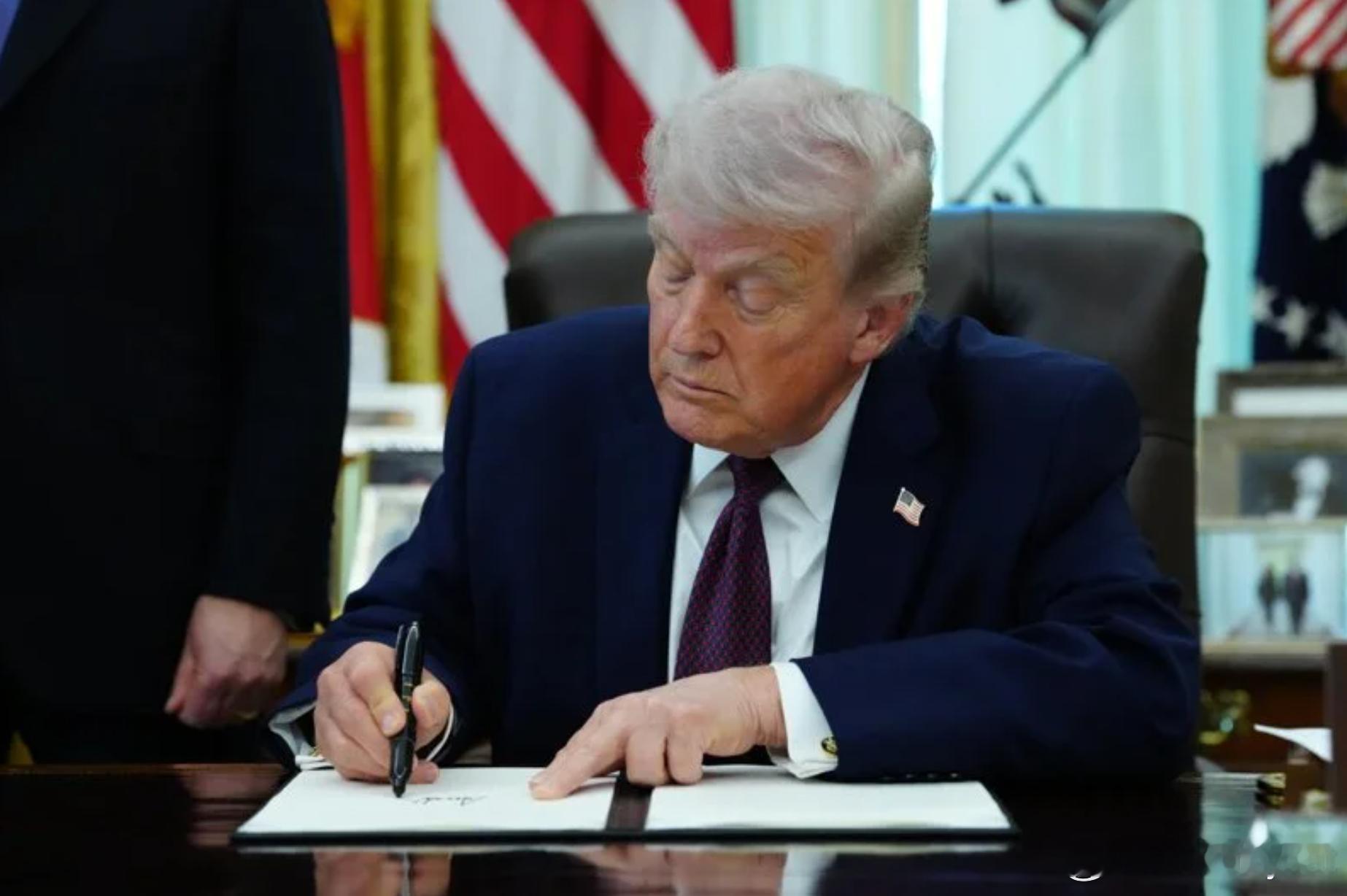 特朗普称卸任前“椭圆形办公室60米内全部赦免”，拜登先例令外界难以批评海外新鲜事