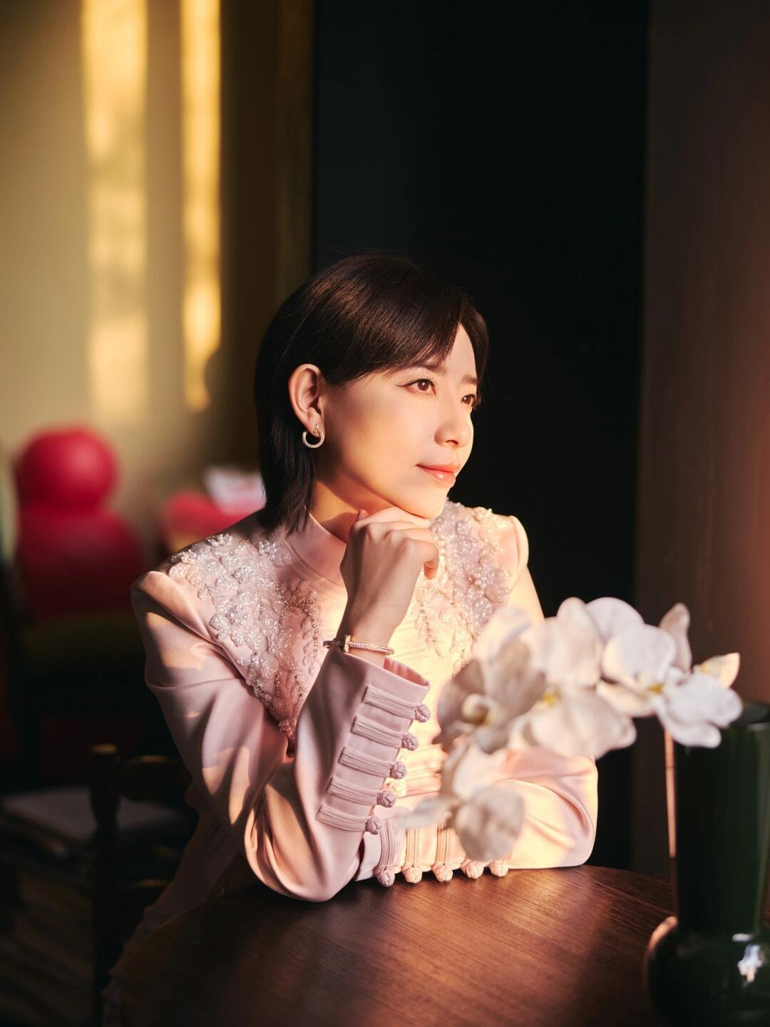 李斯丹妮的春晚造型令人惊艳。她身着的JUNBY YANG JUN特别定制的粉色中