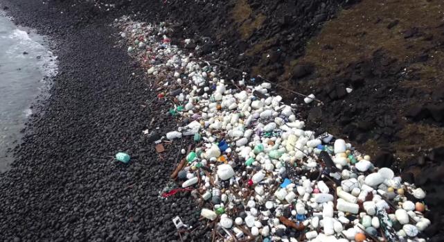 海底传来坏消息？人类下潜到1万多米的海底，发现了“不该出现”的东西，带来的影响让