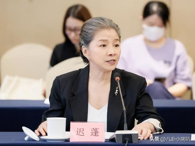 那天我参加了一场研讨会，目睹了一场令人难忘的“反差”。

杨幂先发言，她拿着几页
