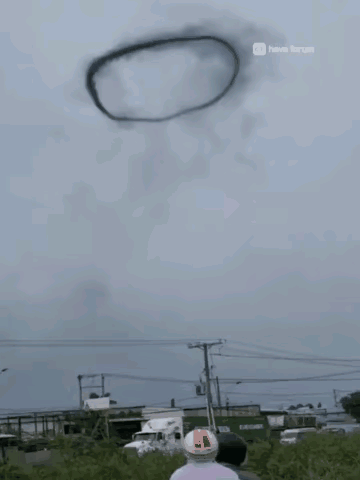 火山喷发形成的烟圈
仿佛来自异世界的大门