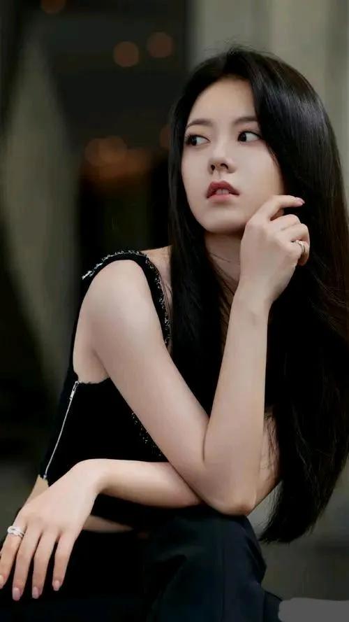 赵今麦的眼神好有灵气，穿黑色露肩装尽显优雅气质，真不愧是国民闺女，甜美又清纯！