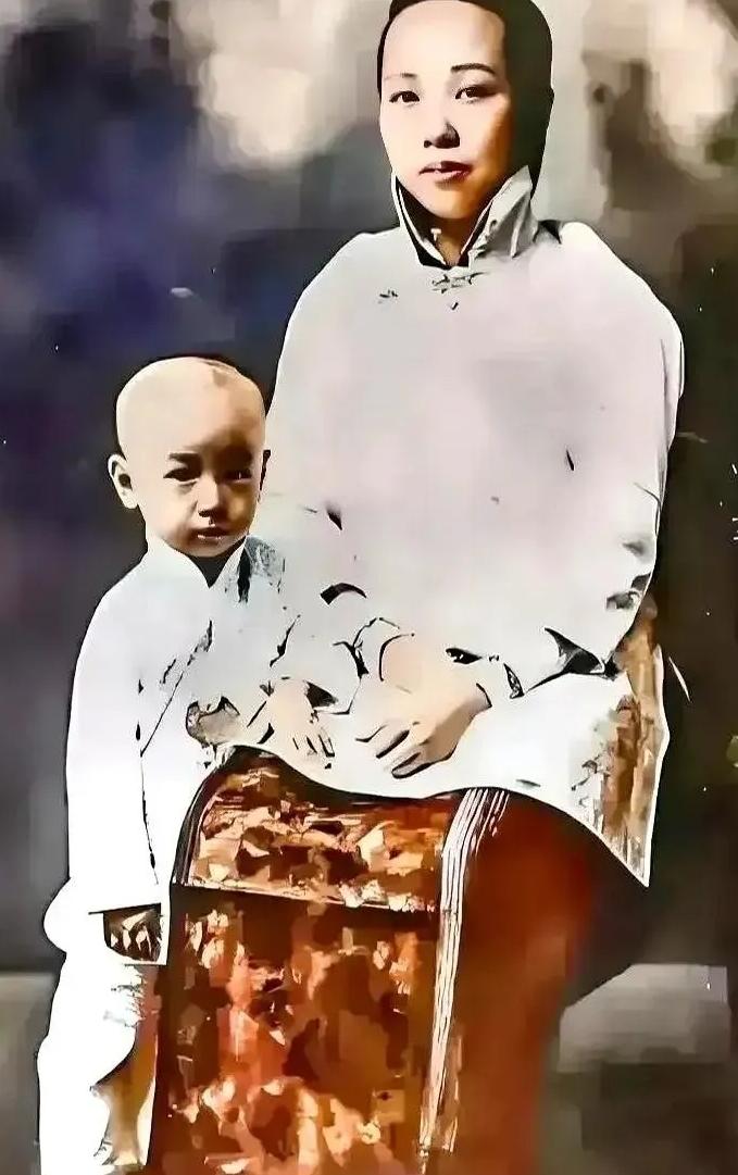 谁能想到，这个虎头虎脑、靠在妈妈怀里的小不点，就是后来那个名字能顶五个师的钱学森