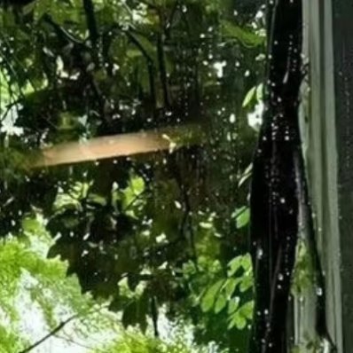 听着淅淅沥沥的雨声，总会慢慢静下心来。生活就像这一场阵雨，有突如其来的风浪，也会