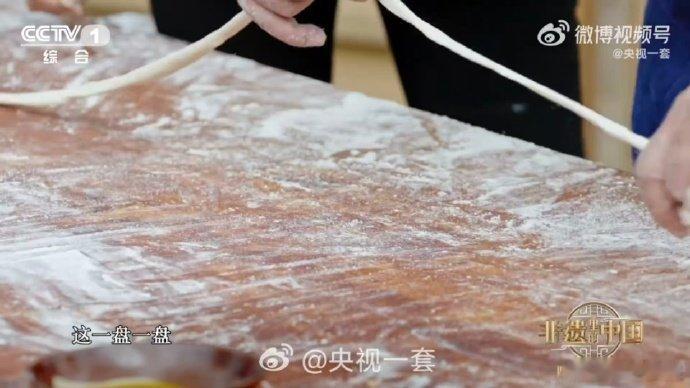 中江挂面最细处堪比头发丝中江手工挂面太让人惊叹，最细位置堪比头发丝。很难想象是人
