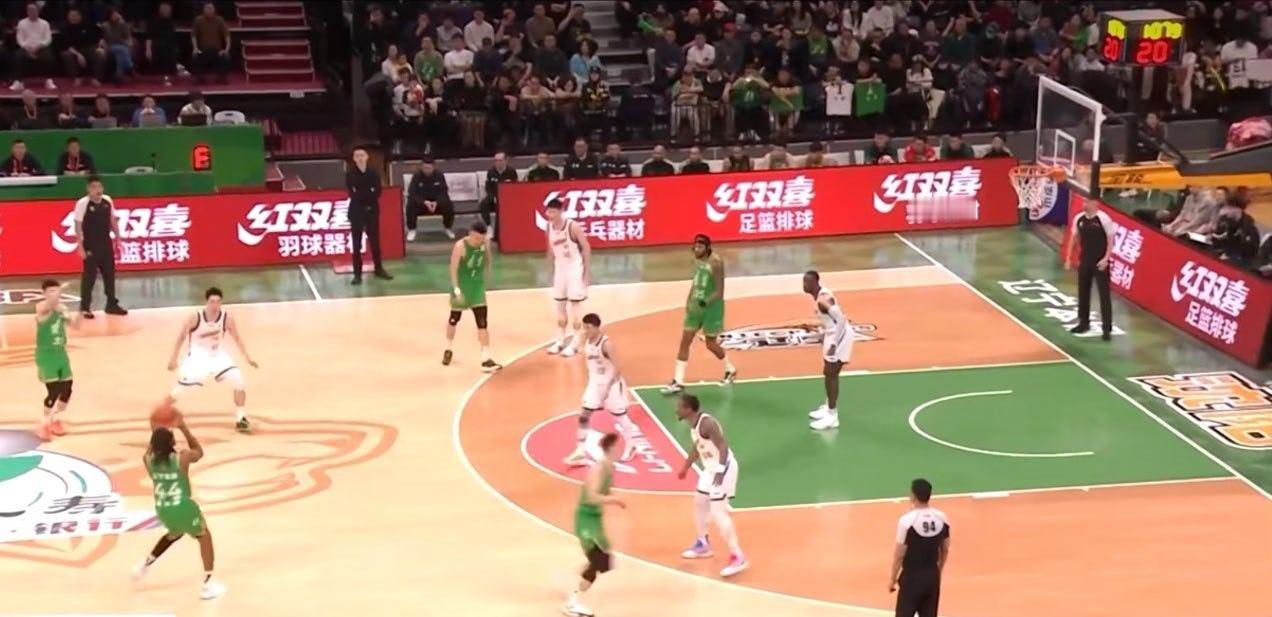 辽宁队今天打得也不错啊，到目前为止还领先这么多，半场得分马上也快50分了。所以在