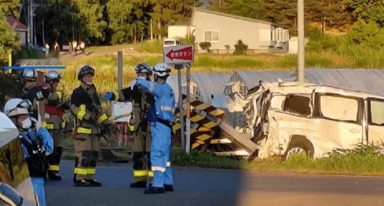 日本北海道上富良野町发生一宗游客自驾游的车祸，一辆私家车遭JR列车撞倒后，冲入路