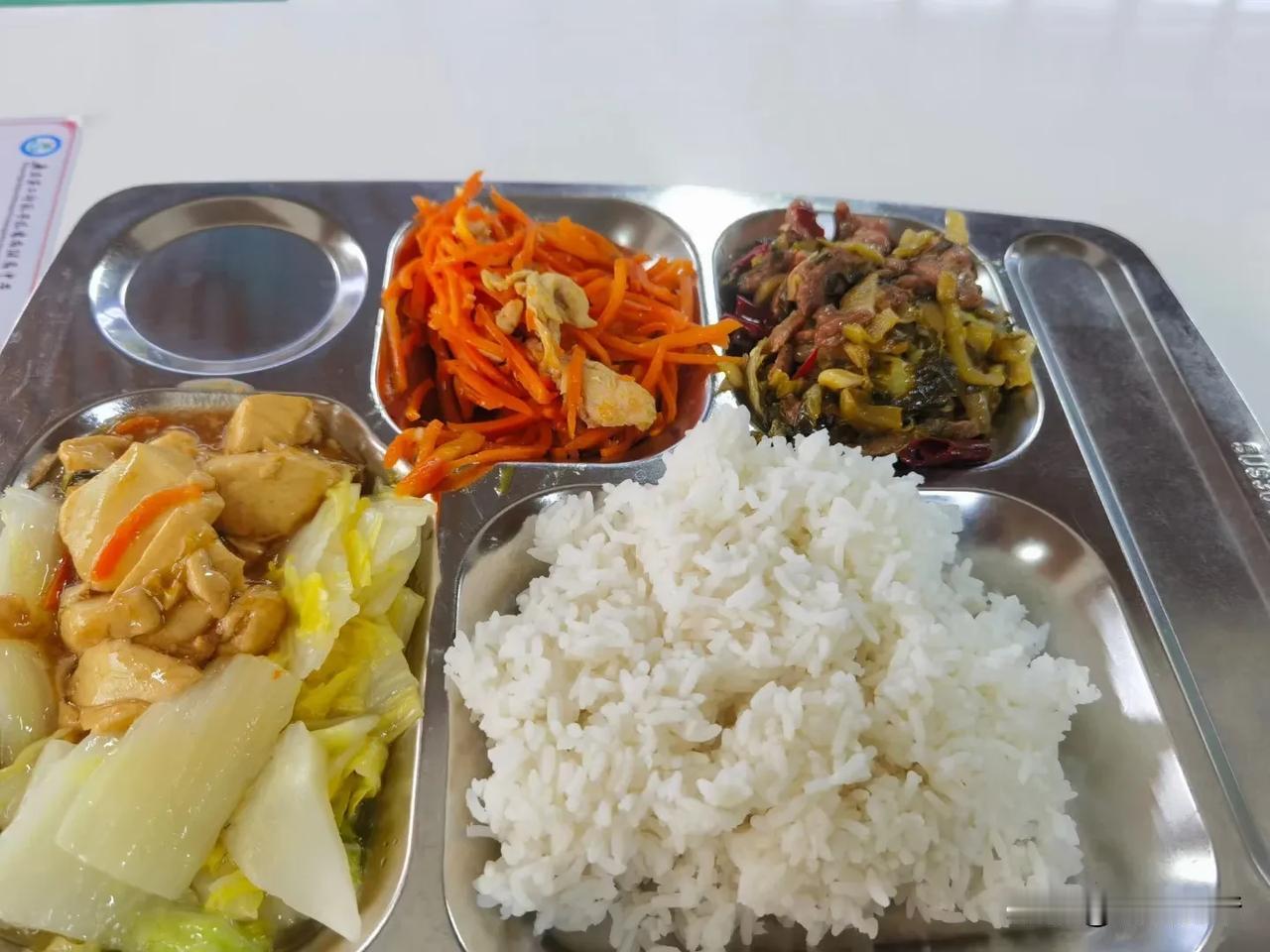 有位律师朋友，刚才在朋友圈吐槽他儿子学校的伙食太差了。[笑哭][笑哭][笑哭]
