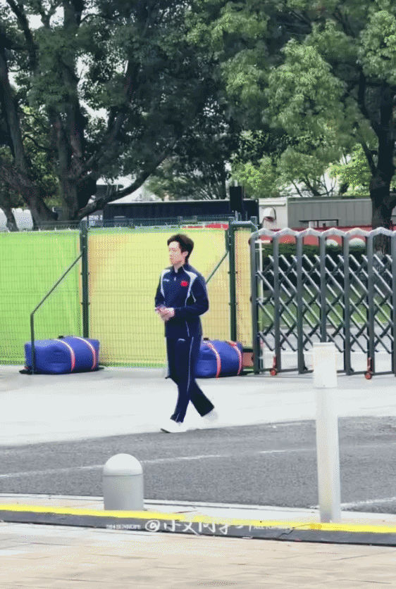 9.26上训的楚钦和莎莎，莎莎一边睡着一边搭车上训的，确实累啊，每天几场比赛，路