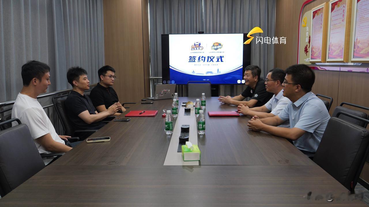 山东蜜獾篮球俱乐部和山东师范大学附属中学正式签订战略合作协议，这标志着双方在青少