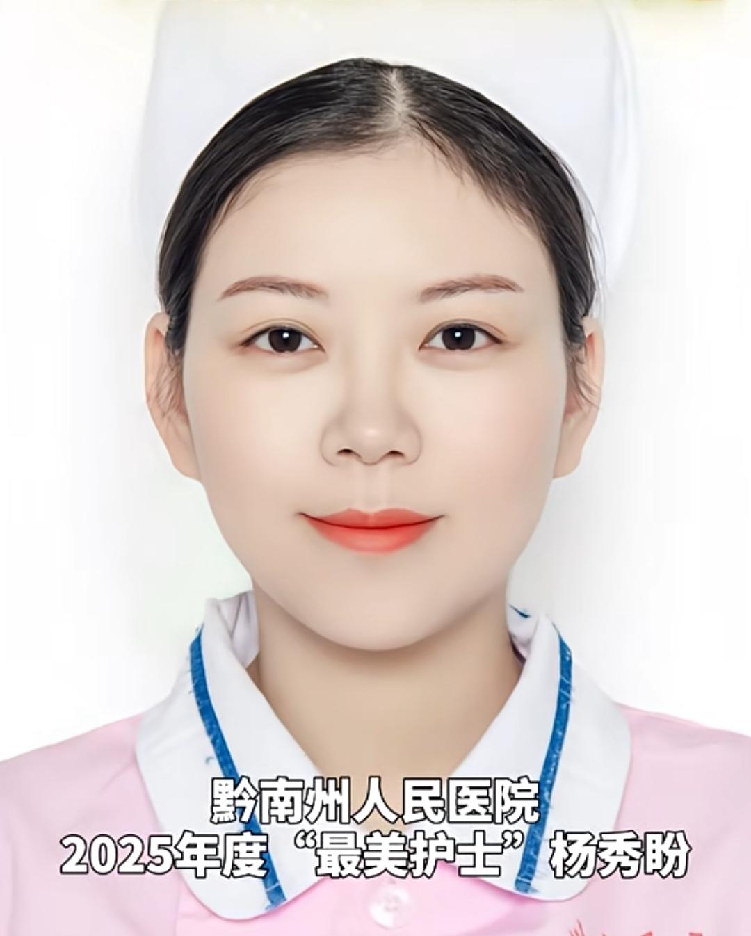 在黔南州人民医院的候诊大厅，一名独自带娃看病的父亲手忙脚乱。
怀里哭闹的孩子、手