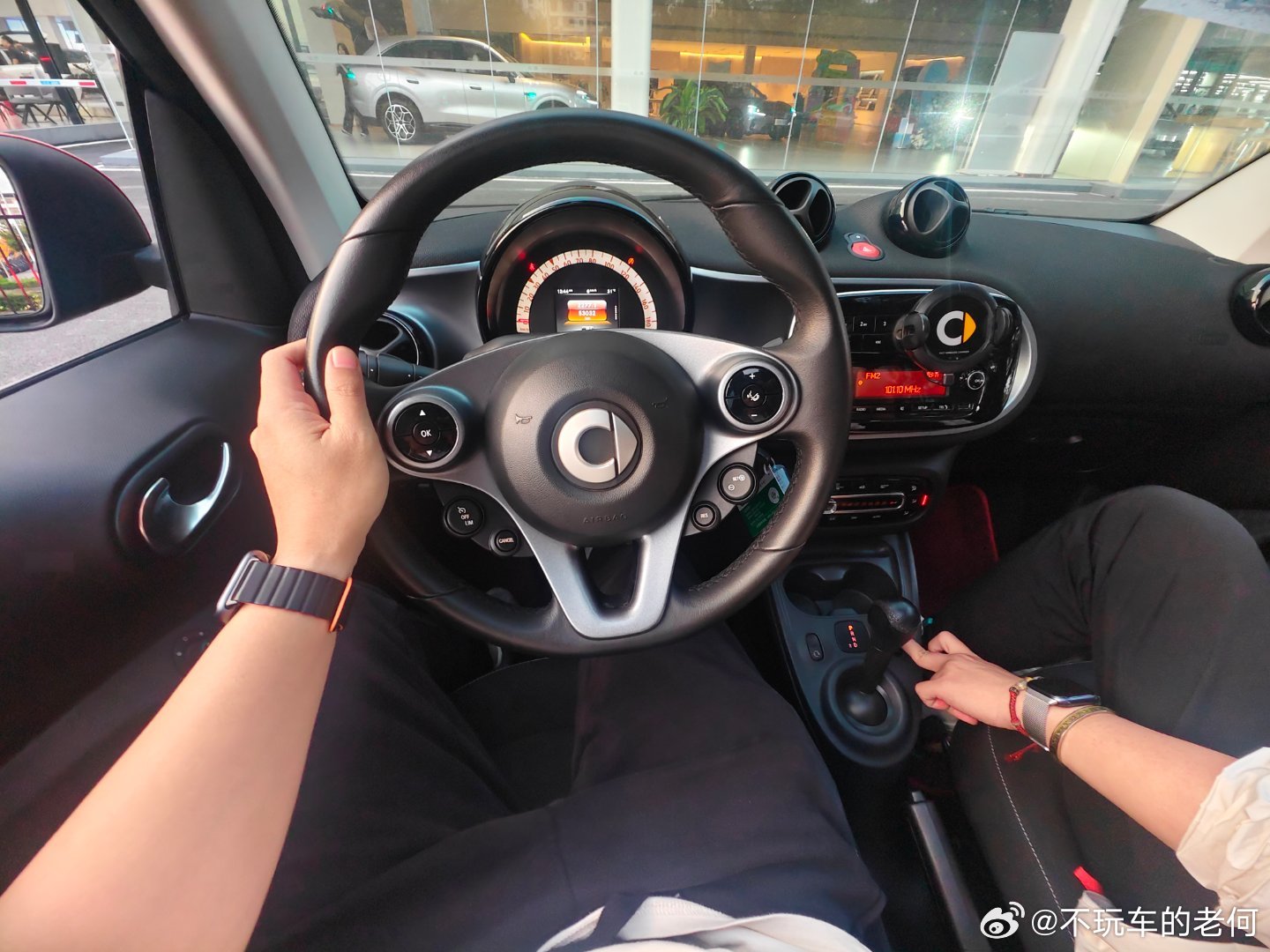 问：今天smart精灵2号 实车到了吗？没有[无聊]据说要月底那只能先拿敞篷版的
