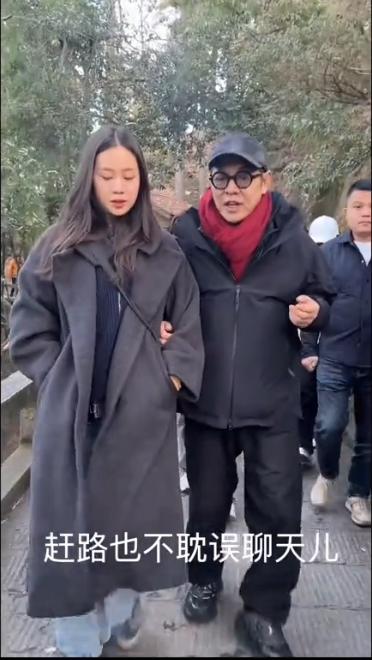 李连杰晒出去游玩的视频，全程紧紧粘着自己的女儿，反差感十足，女儿长相很普通。
