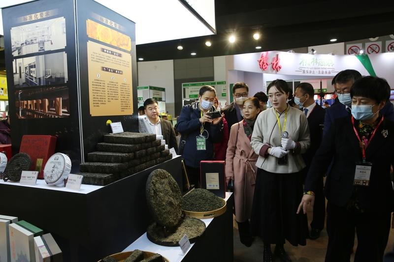我国“黑黄金”碳纤维量产，正撬动百亿级大市场。这高性能小丝束碳纤维，单根比头发丝