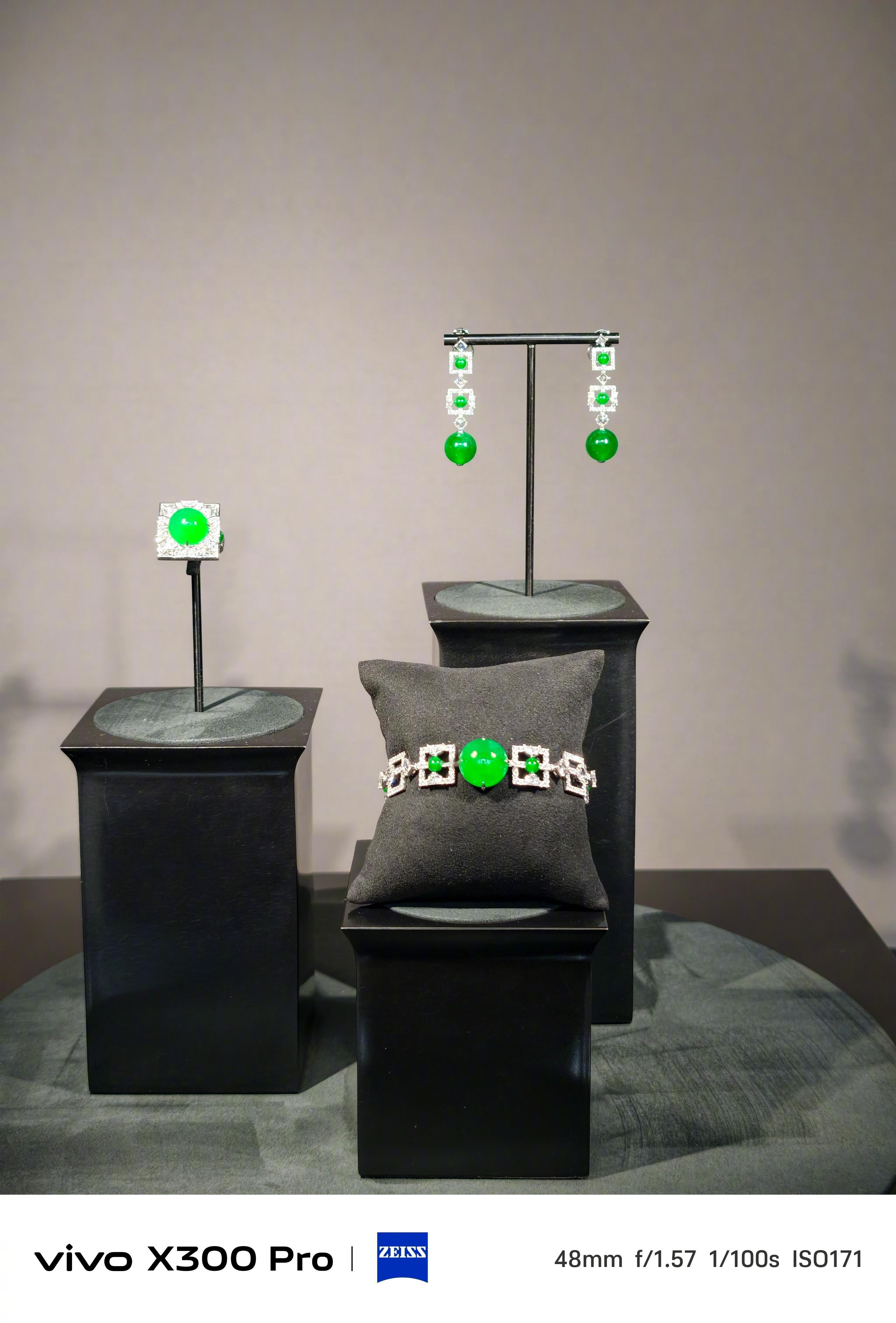 周大福高级珠宝展，现场单件珠宝便价值千万，千余件展品累计金额超十亿，璀璨光芒几乎