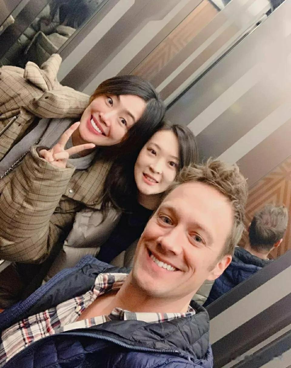 她是女排名将，曾与刘翔传恋爱绯闻，33岁时为49岁老外生下女儿！如今和老公在美国