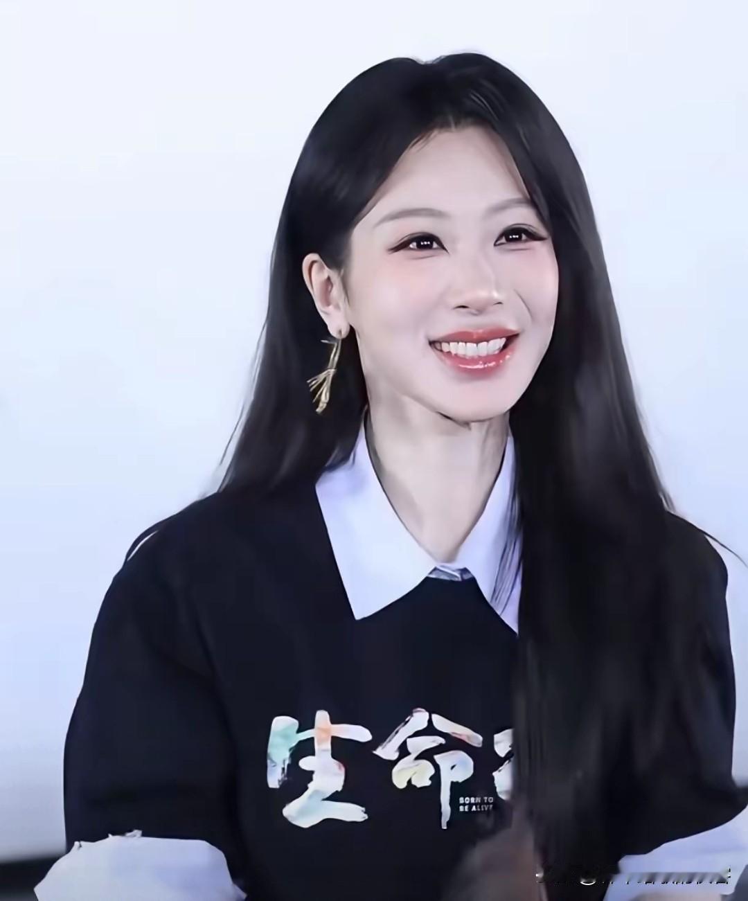 猜过杨紫30岁后长开了
也猜过杨紫悄悄做医美了
愣是没猜到她变美是走了小沈阳的路