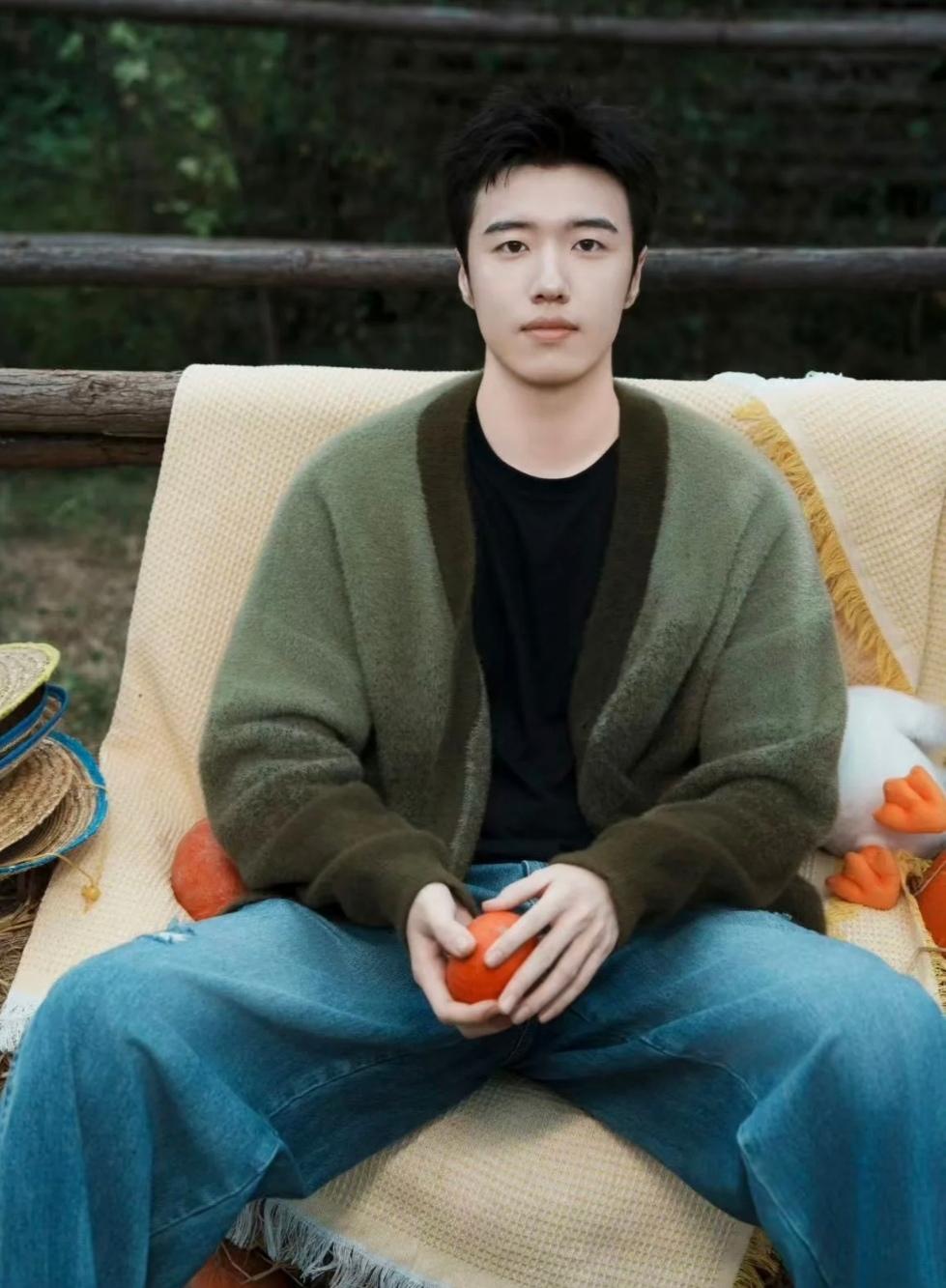 发现一个很有意思的事，
就是张哲华，如今他33岁，
年纪轻轻，但是已经演过不少让