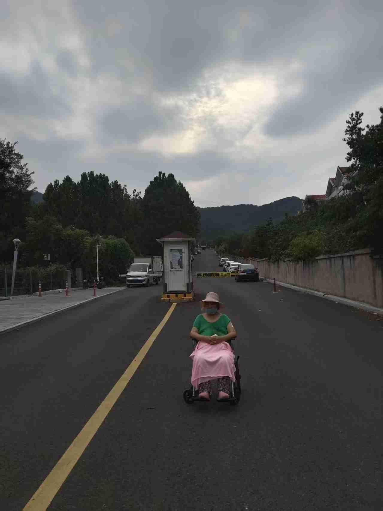 今天是妈妈双腿不能走路的229天，也是妈妈带状疱疹的第八十三天，烟台今天早上又下