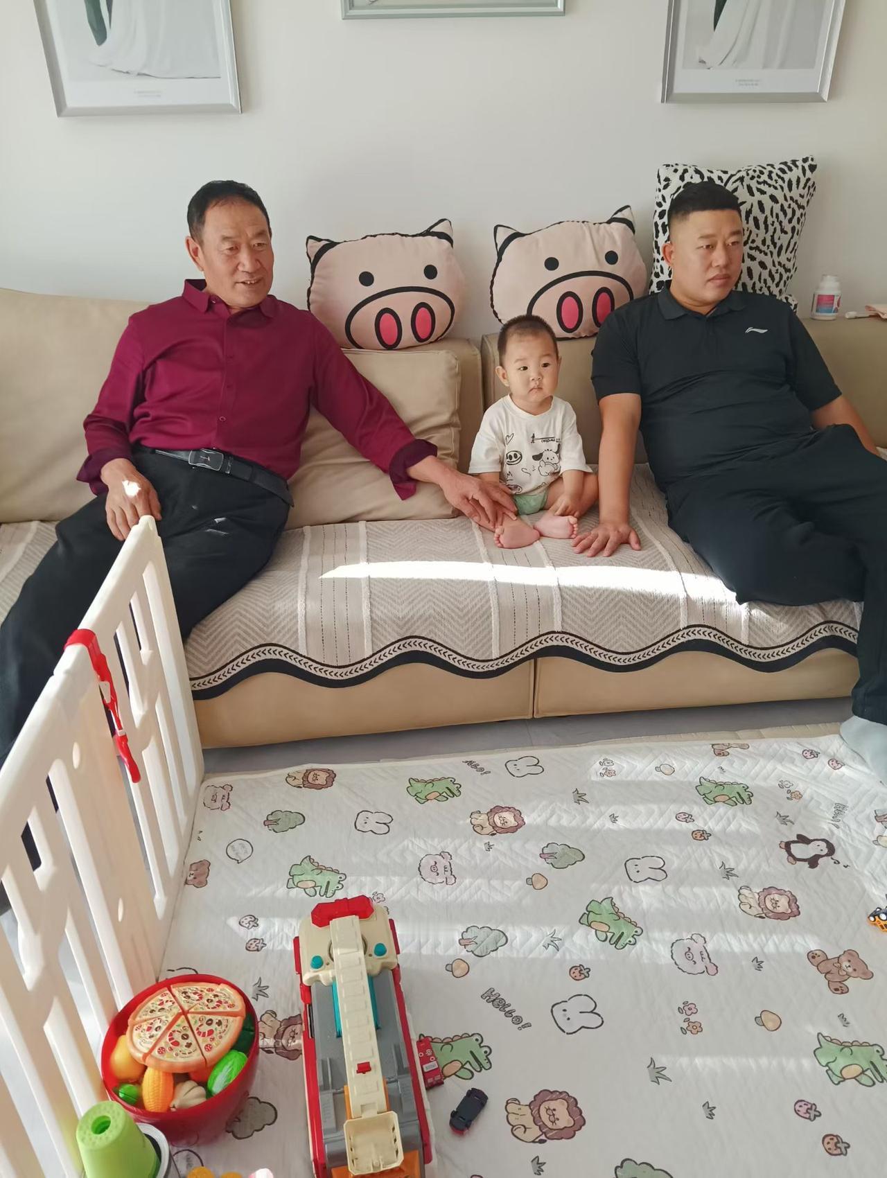 祖孙三代温馨时光，笑语盈盈，幸福满满！👨‍👩‍👧‍👦💕你看表哥一家人坐