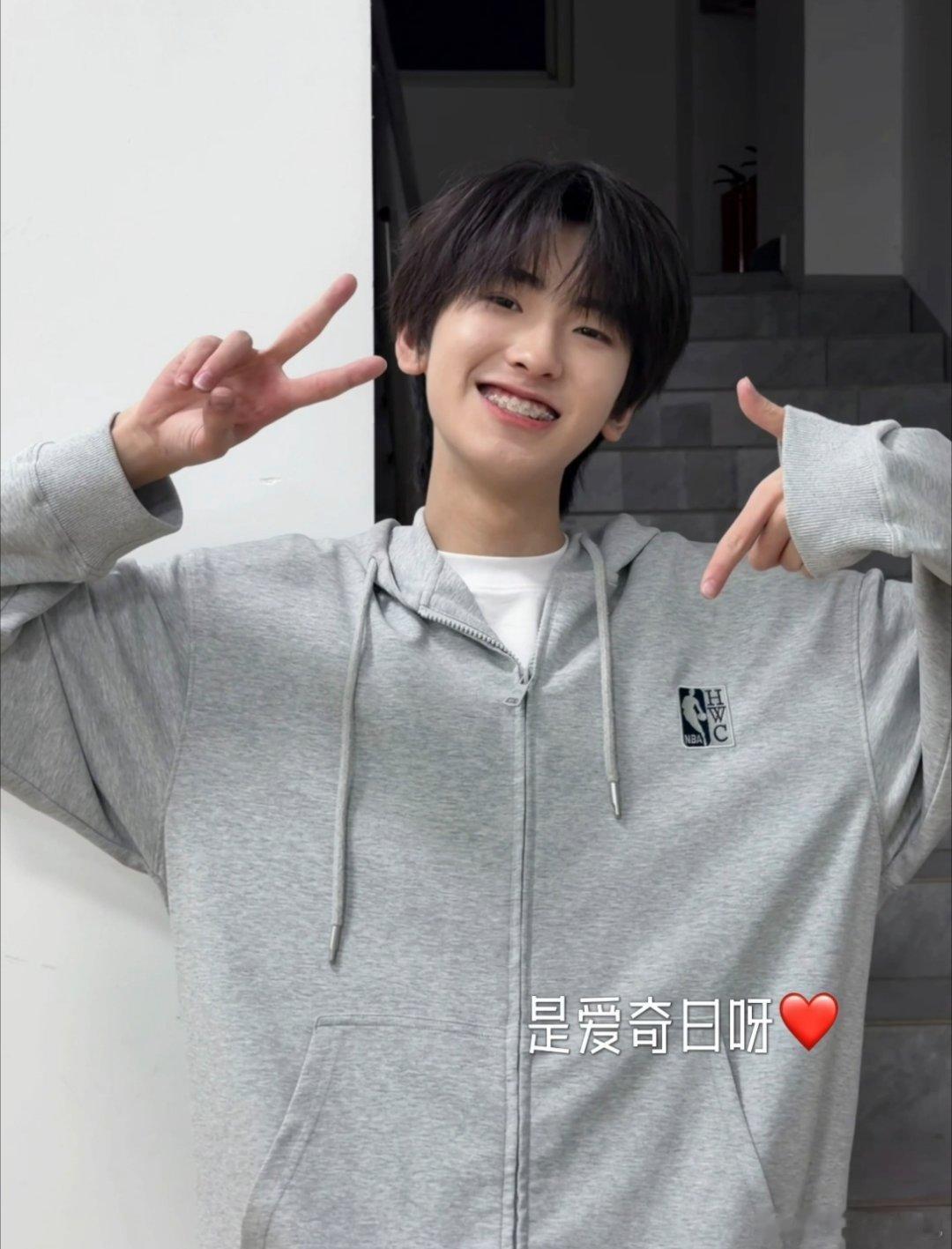 他卡在最后几秒钟问了我们一个问题“今天是什么日子?”，等我们看到答案的时候已经是