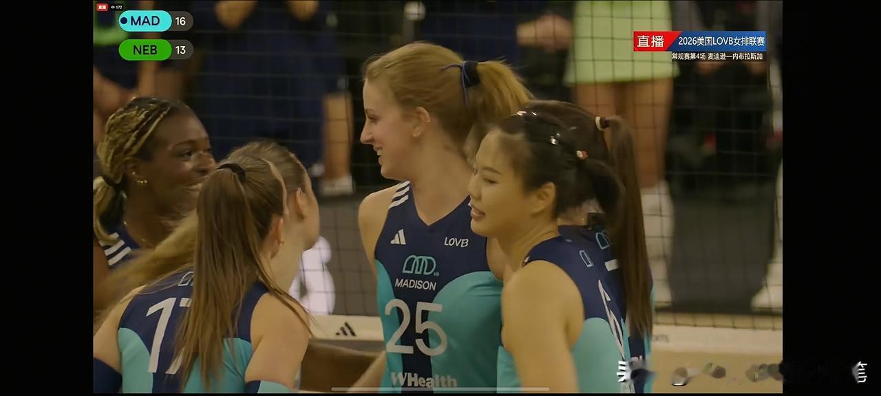 麦迪逊女排首局赢球，还得靠龚翔宇[赞]，与内布拉斯加州队第一局打到13：13时，