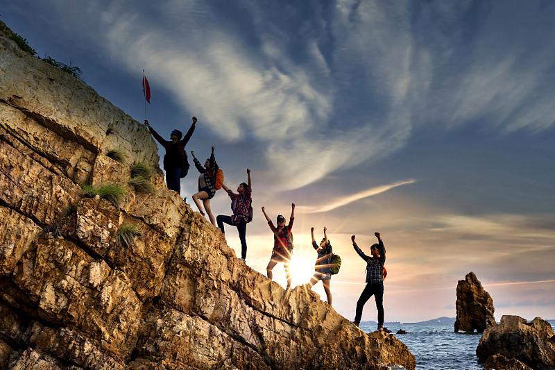 不要和不在一个频道上的人接触，你和这样的人接触多了，你就会被他带偏。如果你现在混