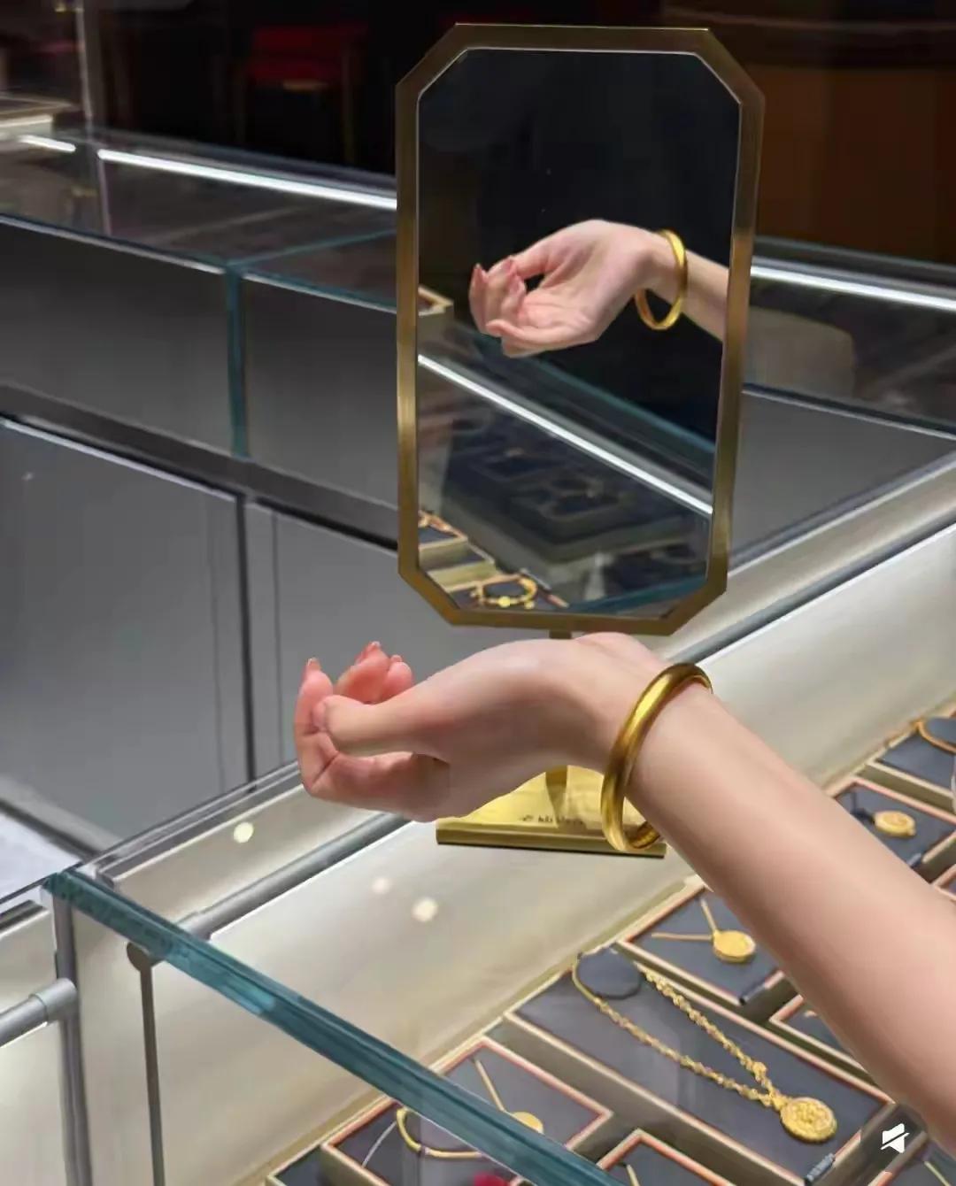 5月4日同事花42000块买了只35克金镯子，这价格挺让人意外。一般来说，金手镯