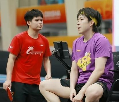 林诗栋：谁又在捶我？
黄友政、温睿博：我们不清（钦）楚。
这不，国乒3个当家小将