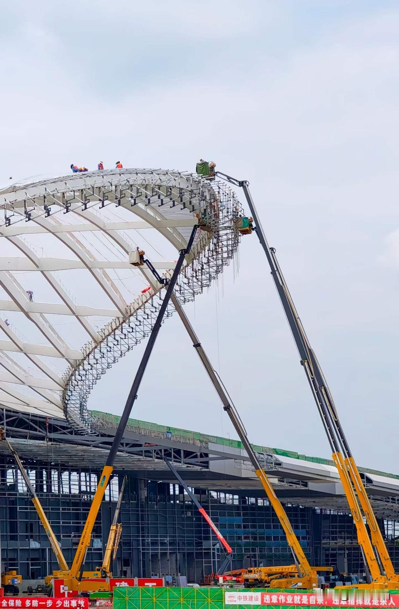 见证重大交通项目建设。
图文：成都市摄影艺术家协会  曹铁
分享城市新鲜事