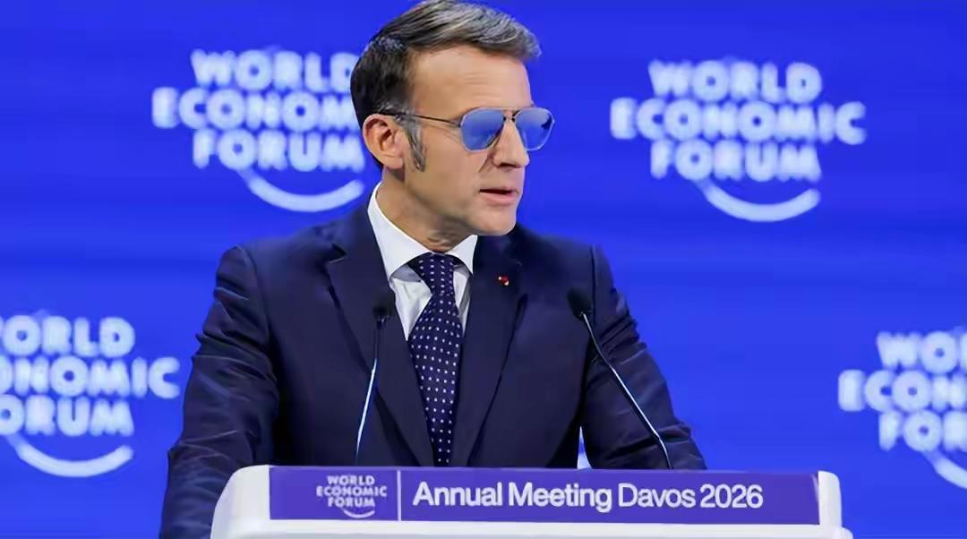 话说一半，马克龙还是要一点面子的，在达沃斯论坛上戴着个墨镜发表言论，中欧贸易失衡