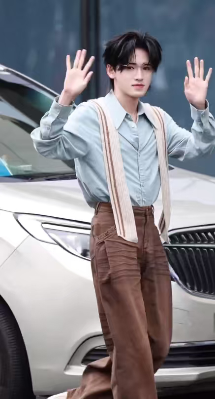 宋亚轩麻辣学长宋亚学院风衬衫眼镜look 宋亚轩麻辣学长，宋亚学院风衬衫眼镜lo